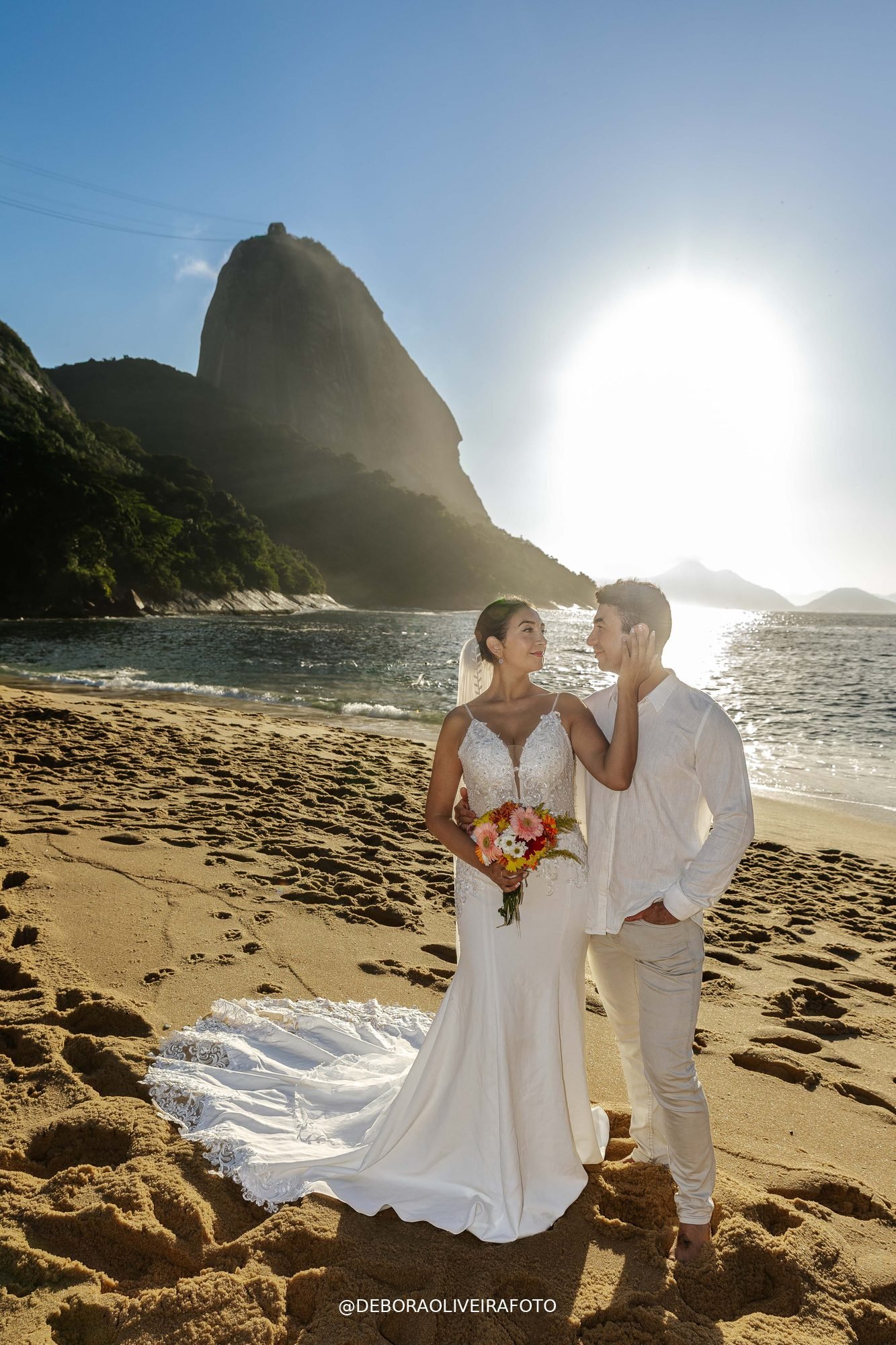 Couple on Praia Vermelha beach with Sugarloaf Mountain - Rio de Janeiro elopement