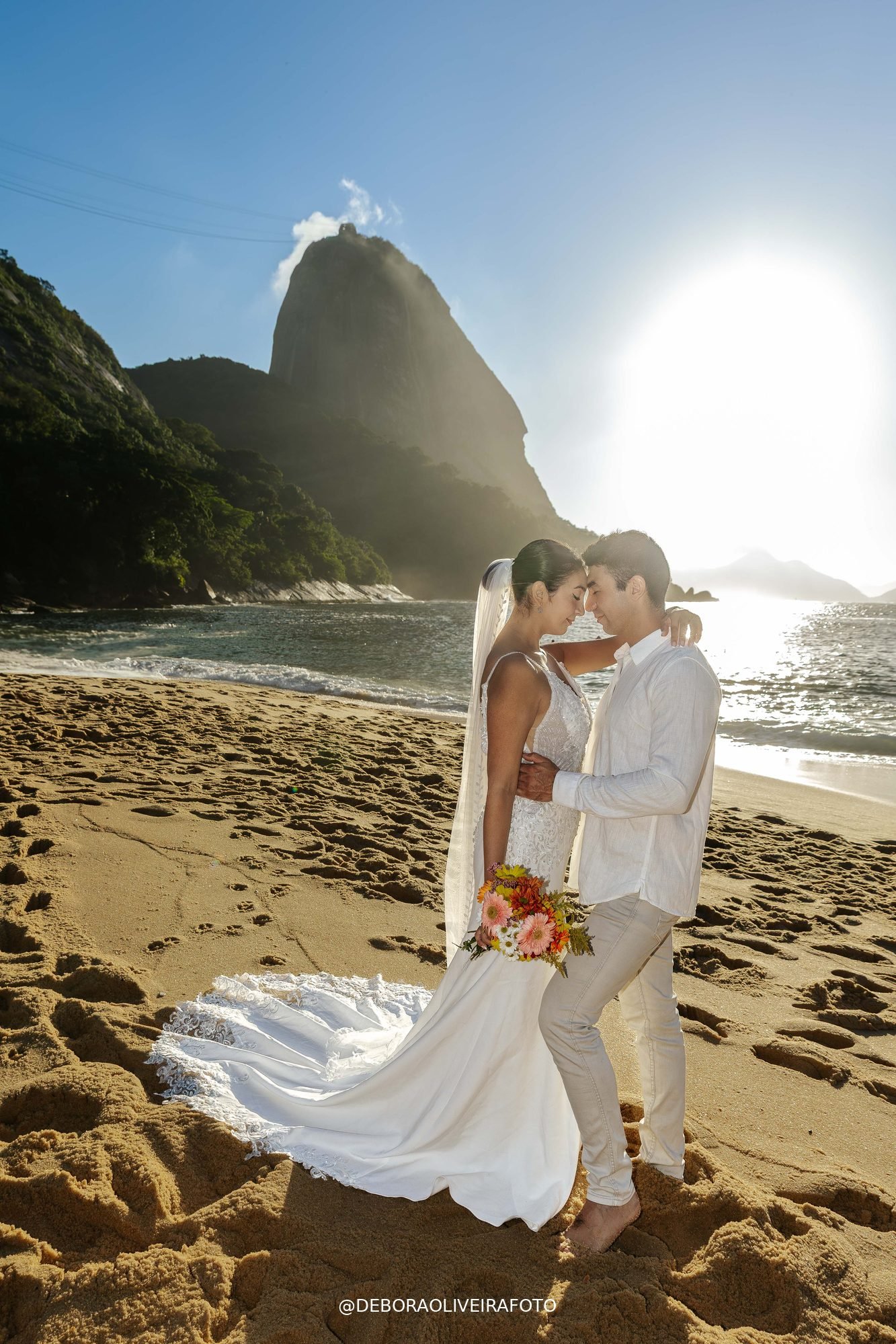 Intimate couple moment on Praia Vermelha beach with Sugarloaf Mountain - Rio de Janeiro