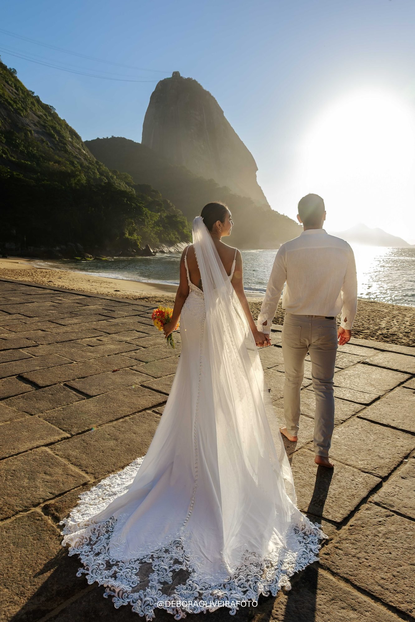Couple elopement at Praia Vermelha beach with Sugarloaf Mountain at sunrise - Rio de Janeiro
