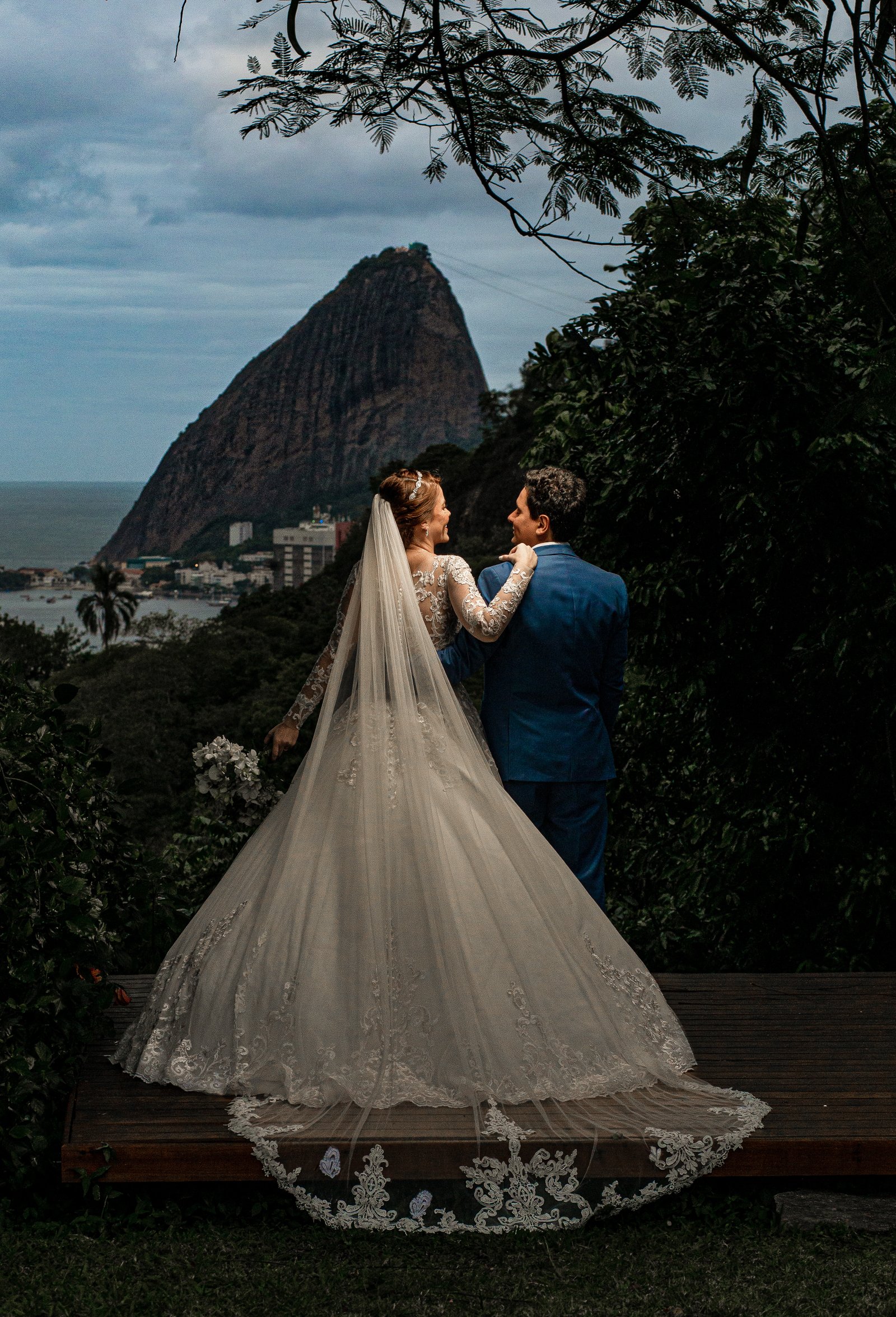 Couple from behind with Sugarloaf Mountain view, destination wedding in Rio de Janeiro