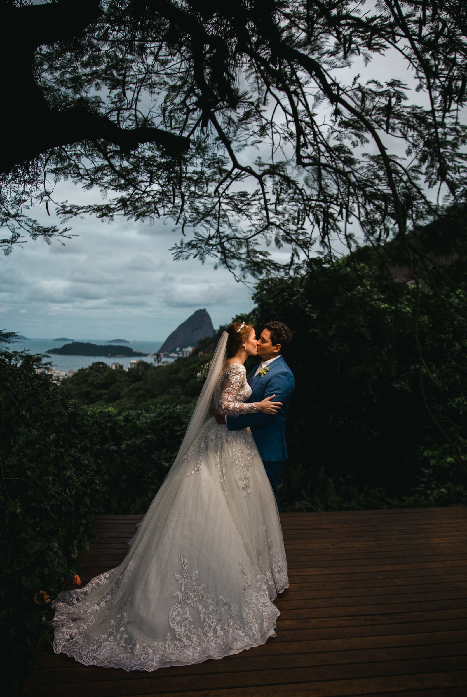 Couple kissing with Sugarloaf Mountain view, Rio de Janeiro wedding